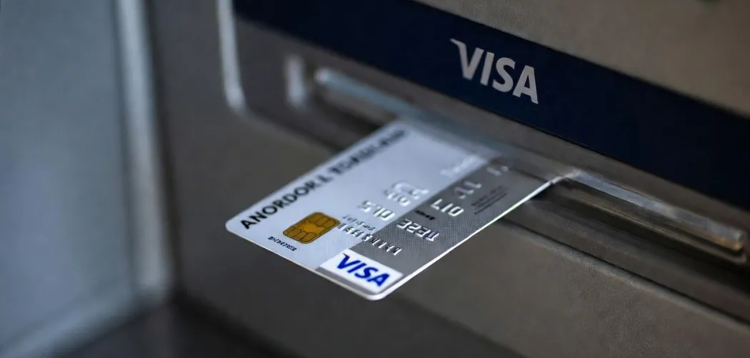  Имеют ли право списывать деньги с карты без предупреждения 💳