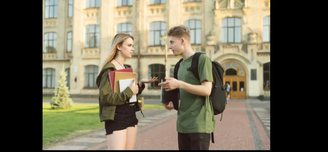 Как понять, что ты нравишься парню/девушке в школе: 7 признаков, которые работают